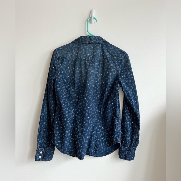 GAP 1969 Denim Chambray Button Down Snap Top NWOT - Picture 2 of 2